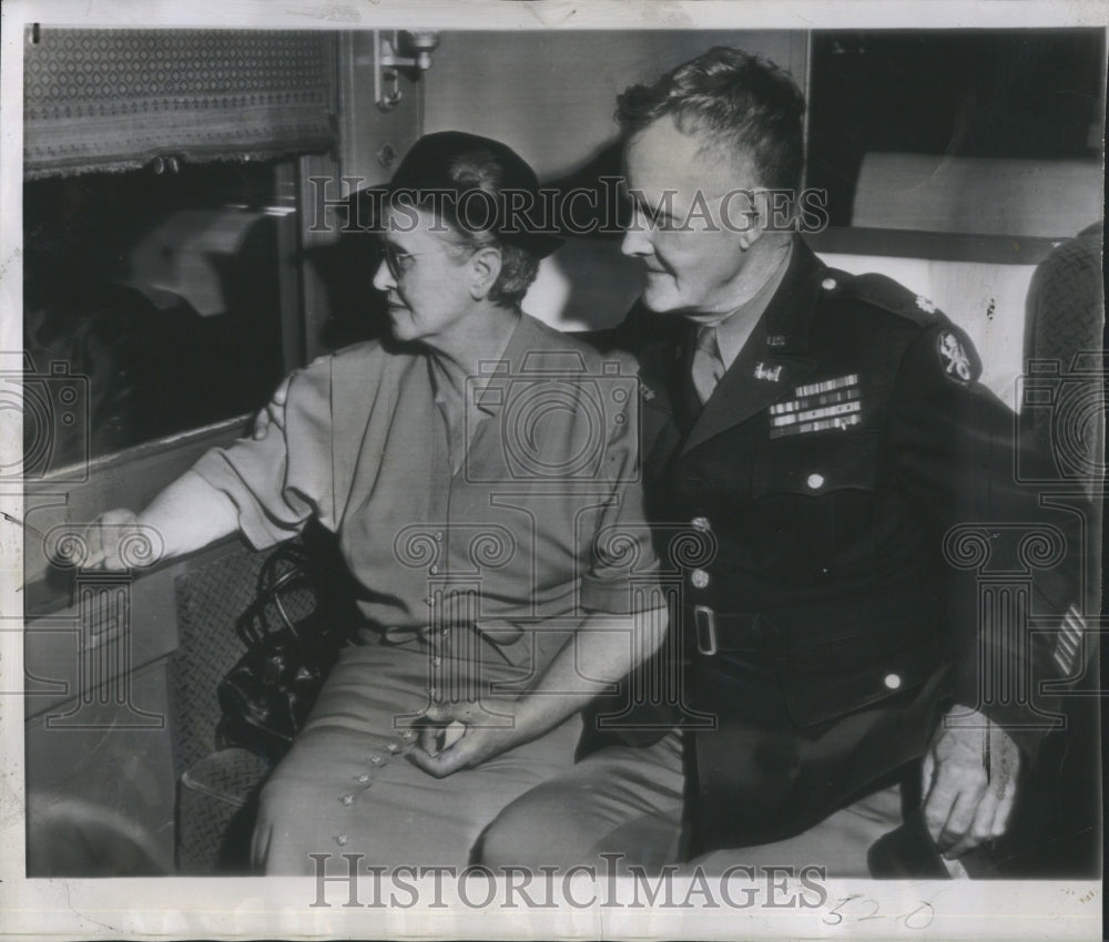 1946 Press Photo Mrs. Hornobostel sits with her husband Major Hans Honsbostel - Historic Images