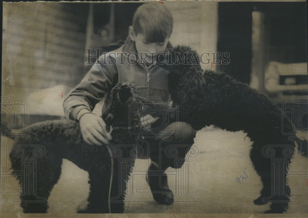 1969 Press Photo Kenneth Horn Jr and search for 11 year old Debra Lee Horn in Allenstown NH with poo - Historic Images