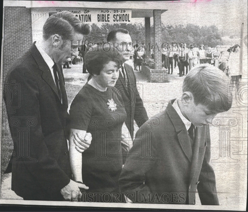 1969 Press Photo Kenneth Horn escorts his wife &amp; son - Historic Images