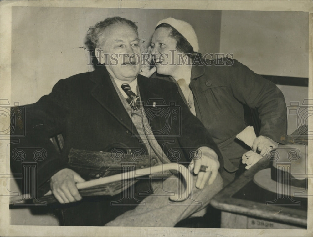 1943 Press Photo Bostons first woman taxi driver Miss Myrtle Lewis of Brooklind - Historic Images