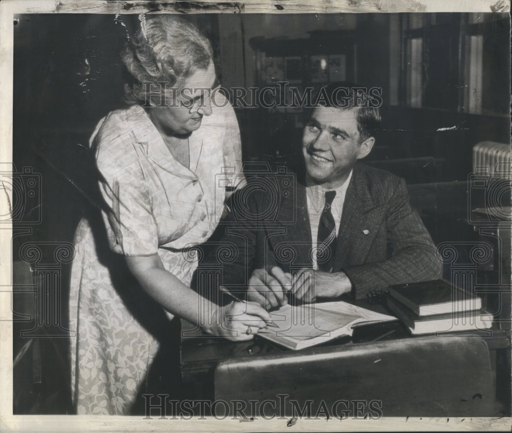 1945 Press Photo James Hornberger war veteran takes up his eight grade. - Historic Images