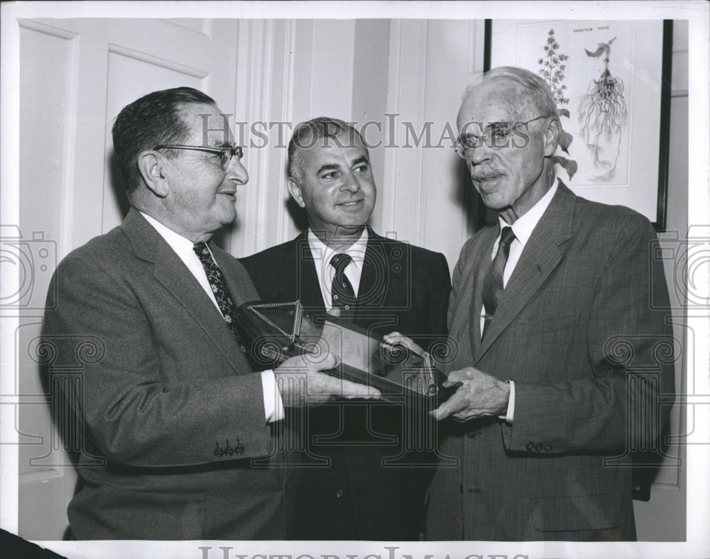 1957 Press Photo Dr.Paul Dudley White famous heart specialist receive award. - Historic Images