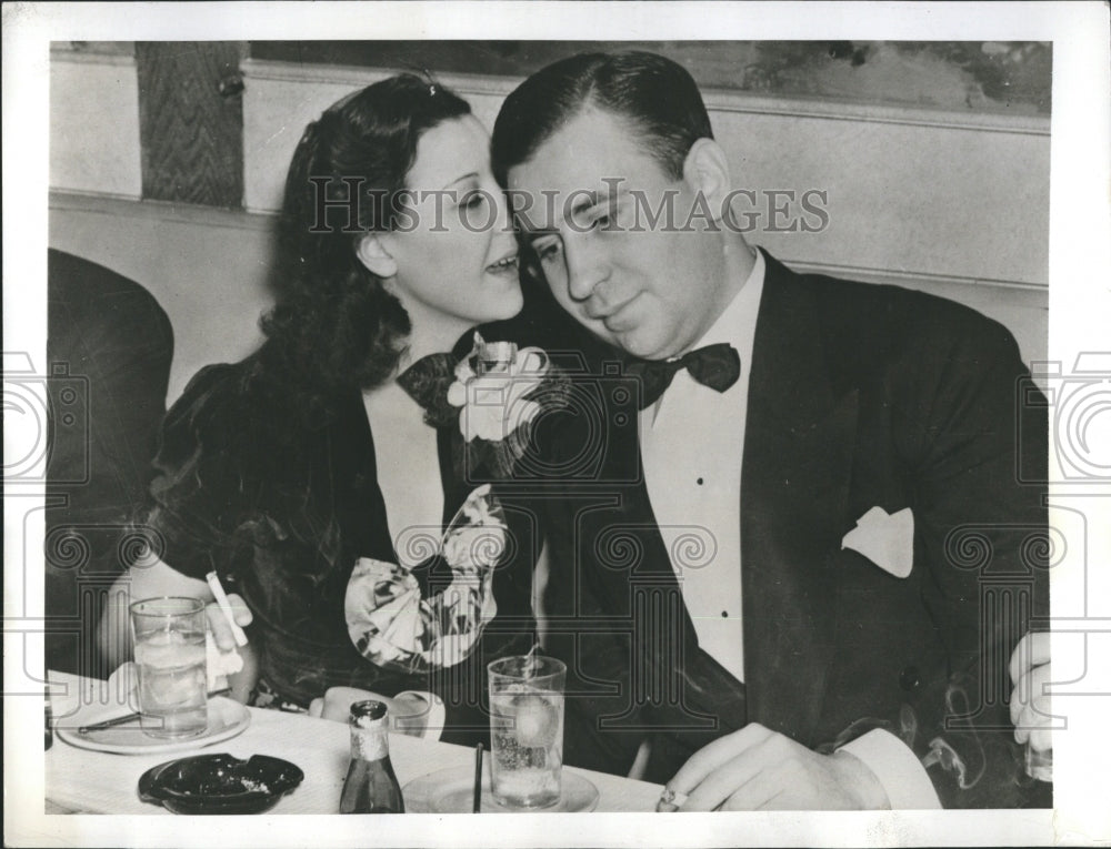 1938 Press Photo Lita Grey Chaplin shown w/ Arthur F. Day - Historic Images