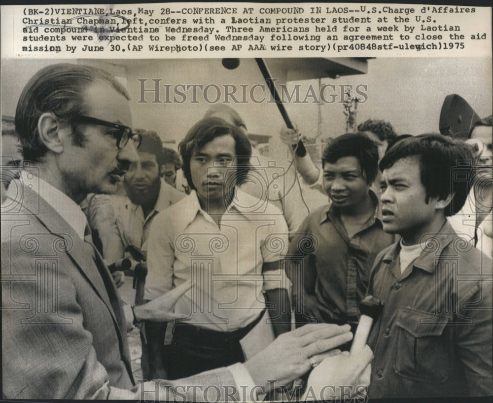 1975 Press Photo Christian Chapman(L) confers w/ protester - Historic Images