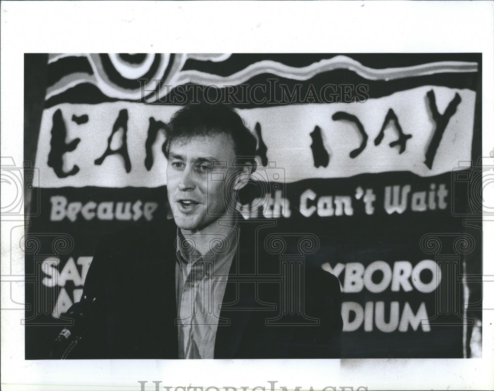 1991 Press Photo Bruce Hornsby At Hard Rock Cafe Talking About Earth Day - Historic Images