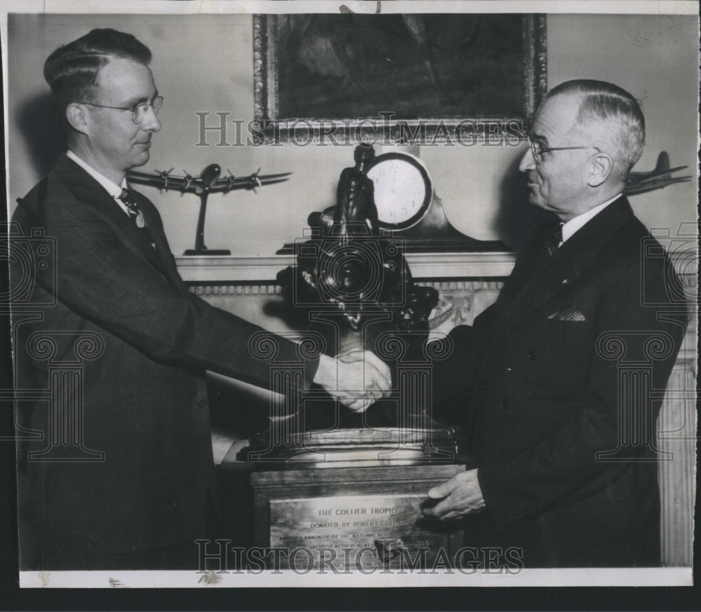 1946 Press Photo President Truman Presents Dr Louis Alvarez Award - Historic Images