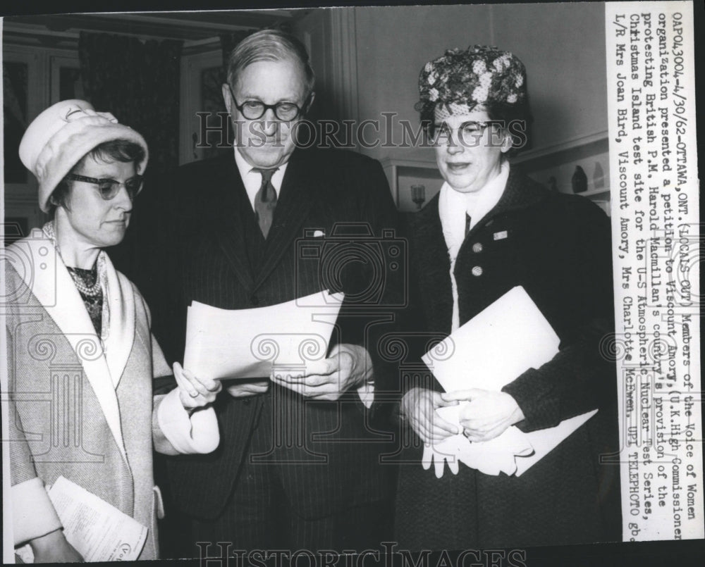 1962 Press Photo Viscount Amory UK High Commissioner &amp; Voices of Women Organizat - Historic Images