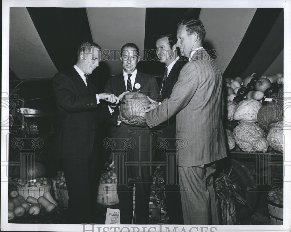 1968 Press Photo Senator Oliver Ames Harvest Show Boston Mayor White John Warner - Historic Images