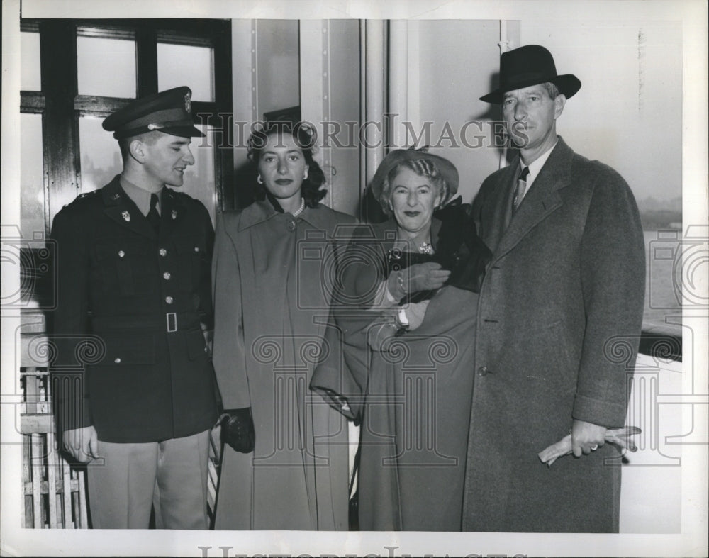 1949 Press Photo Gen M Clark,wife &amp; daughter &amp; Lt Wm Clark - Historic Images