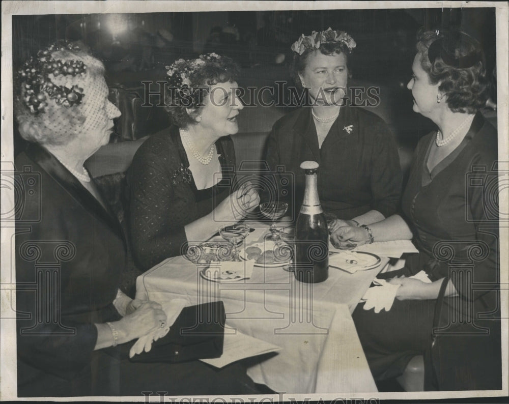 1958 Press Photo World Silk Premier Mrs Paul Clark Mrs Ernest Henderson - Historic Images