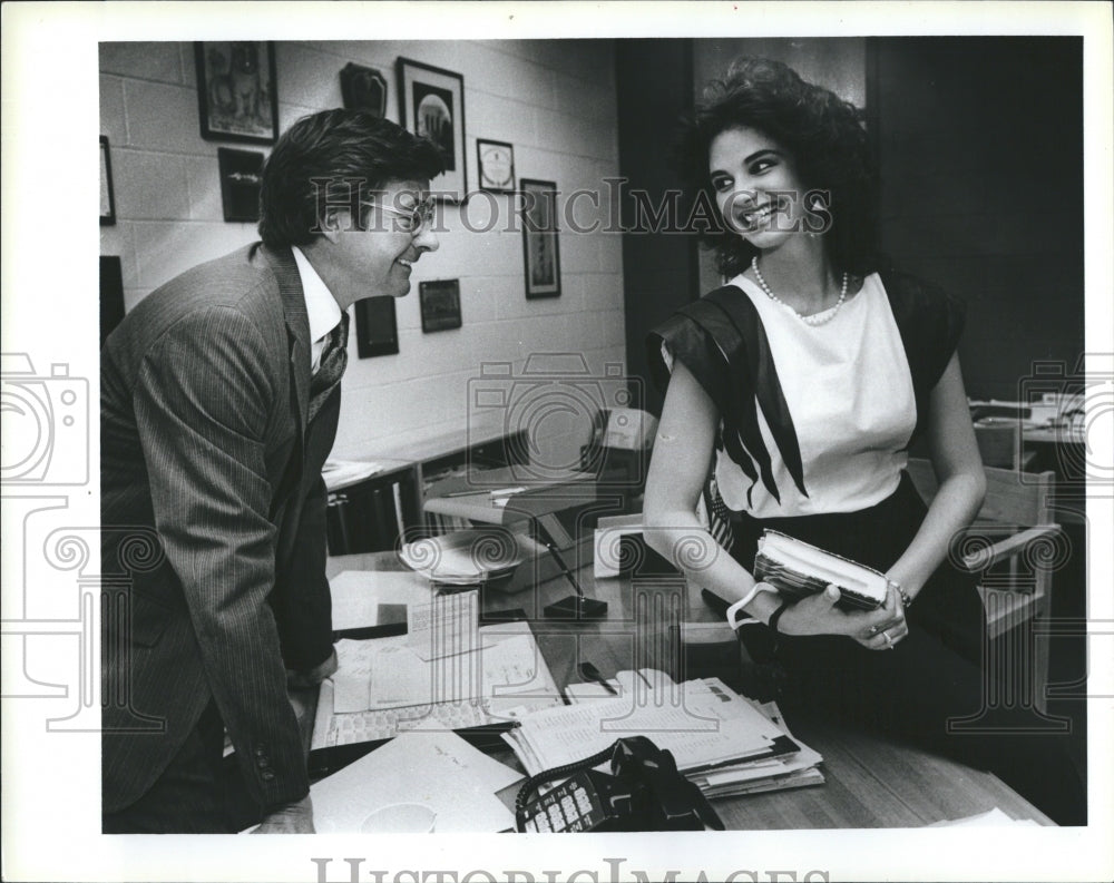 1984 Press Photo Miss Teen finalist Heather Khan &amp; pricipal John Wright - Historic Images