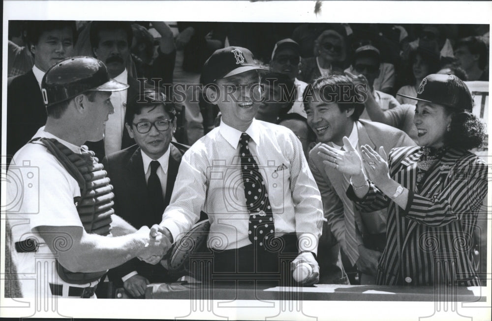 1989 Press Photo Japanese Prime Minister Toshiki Kaifu at Sox games with wife. - Historic Images