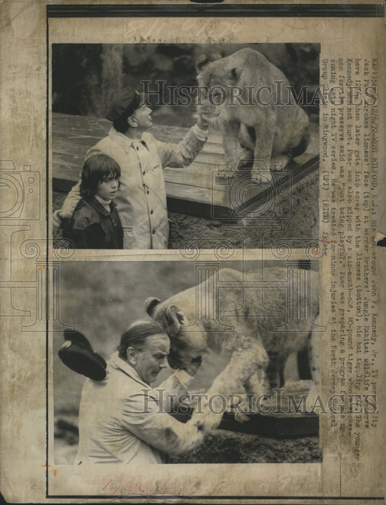 1972 Press Photo TV personality Jack Paar and a lion - Historic Images