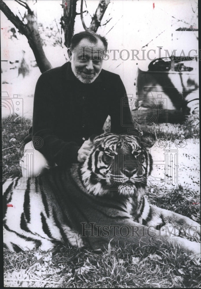 1969 Producer Ivan Tors and a tiger - Historic Images