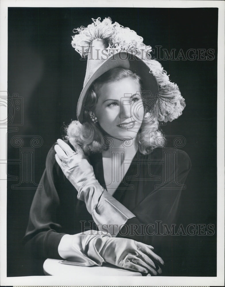 1946 Press Photo Singer Suzanne Ellers Models Ostrich Plume Hat Satin Gloves - Historic Images