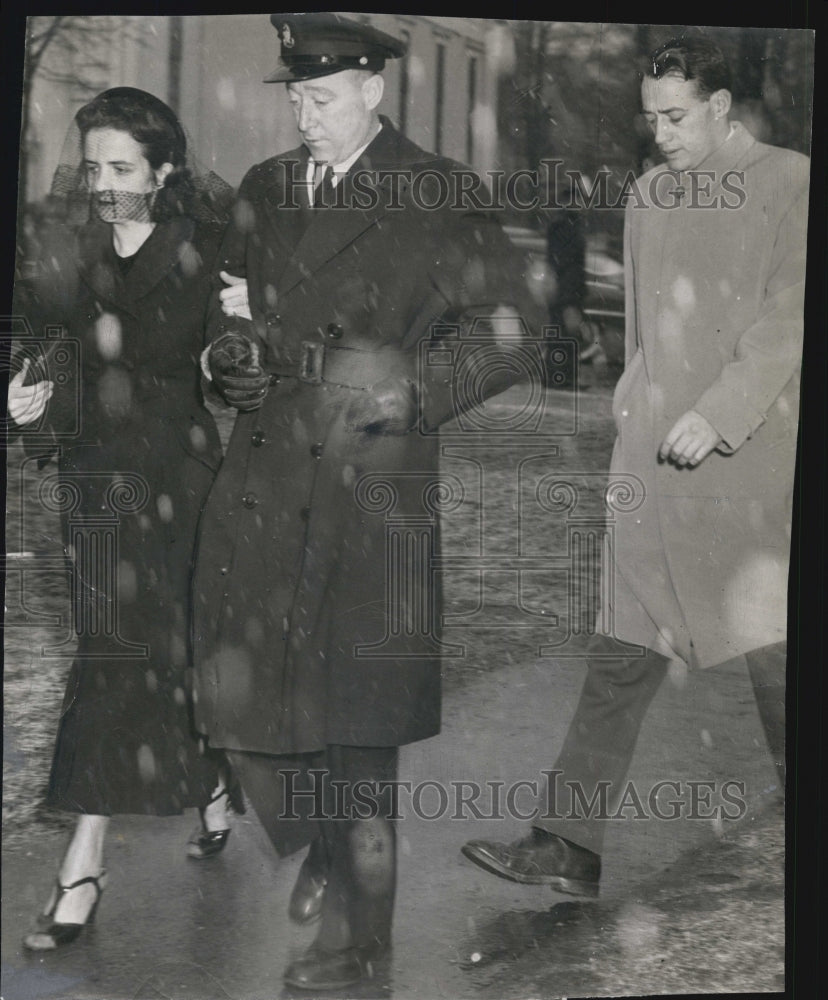 1951 Press Photo CPO &amp; Mrs Robt Ellard &amp; Geo Ellard at murdered sis&#39;s funeral - Historic Images