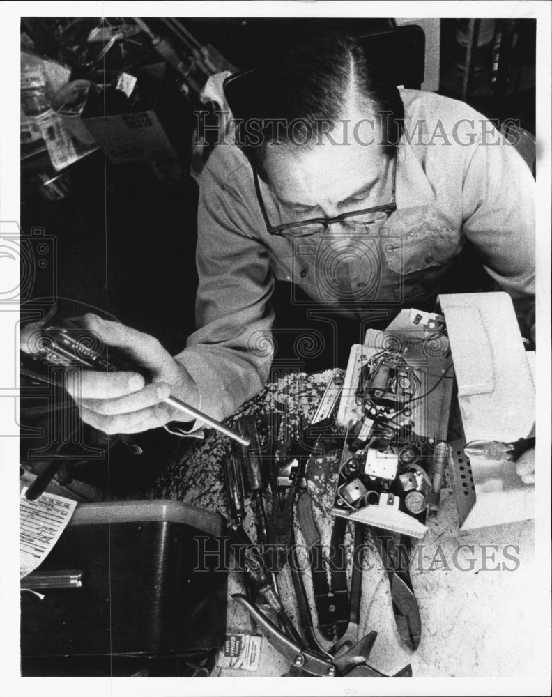 1982 Press Photo Mr Fix It Frank Elkins at work - Historic Images