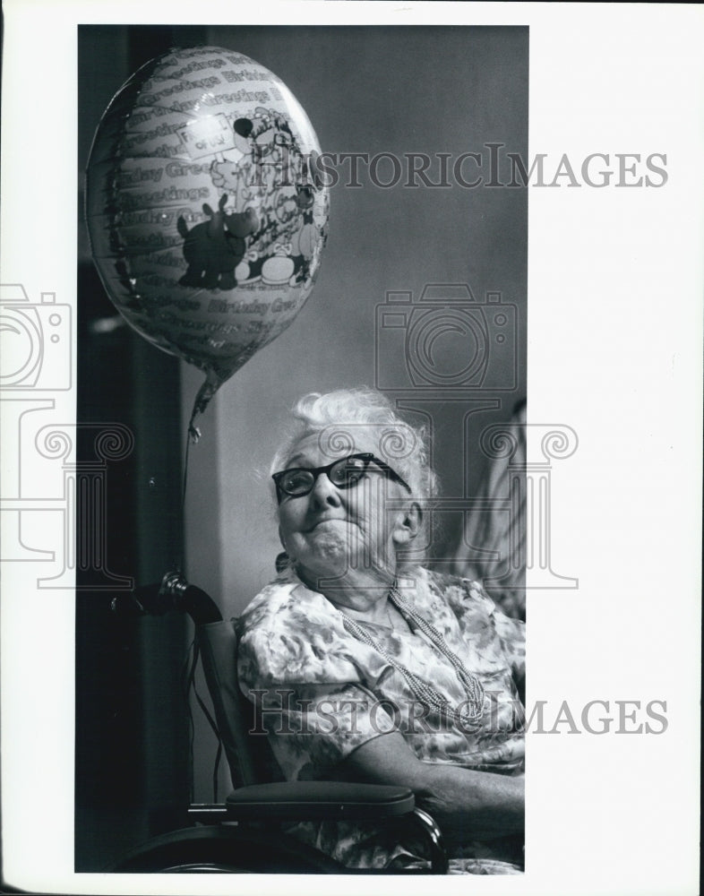 1991 Press Photo Alice Stacey 92nd Birthday Balloon - Historic Images