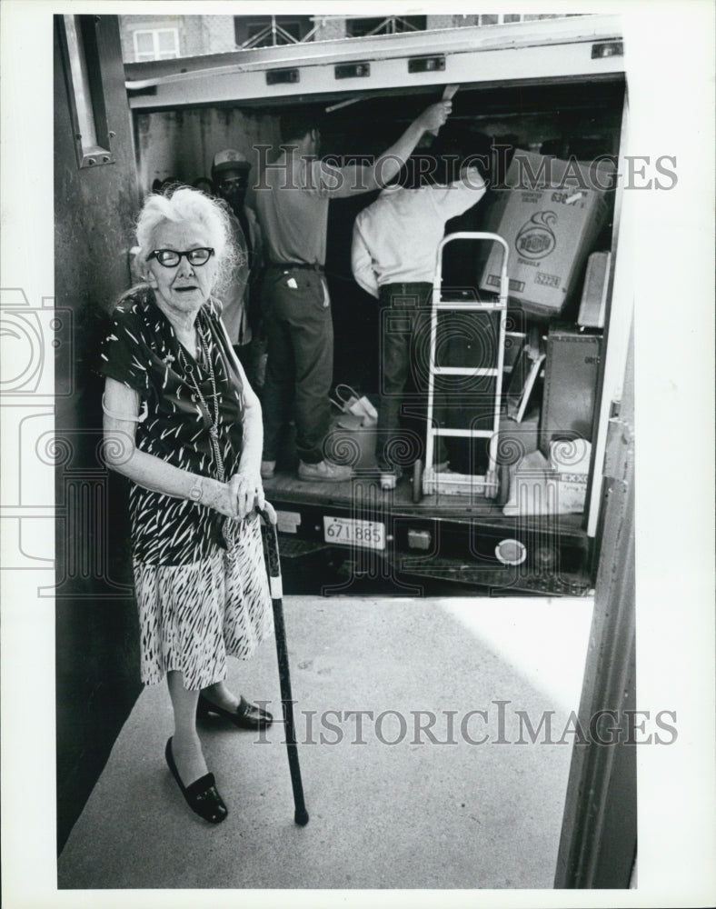 1988 Press Photo Alice Stacey Moving Day Columbia Point Mattapan - Historic Images