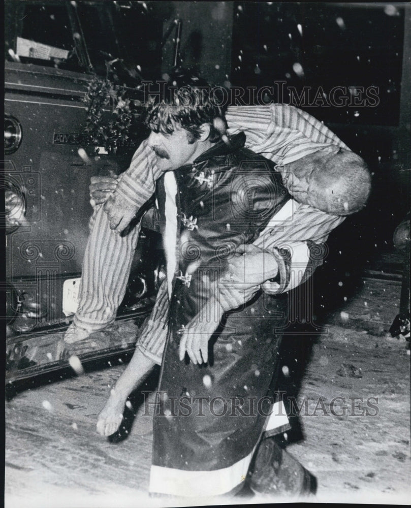 1976 Press Photo Firefighter Paul Stanley Rescues Man Copley Square Hotel - Historic Images