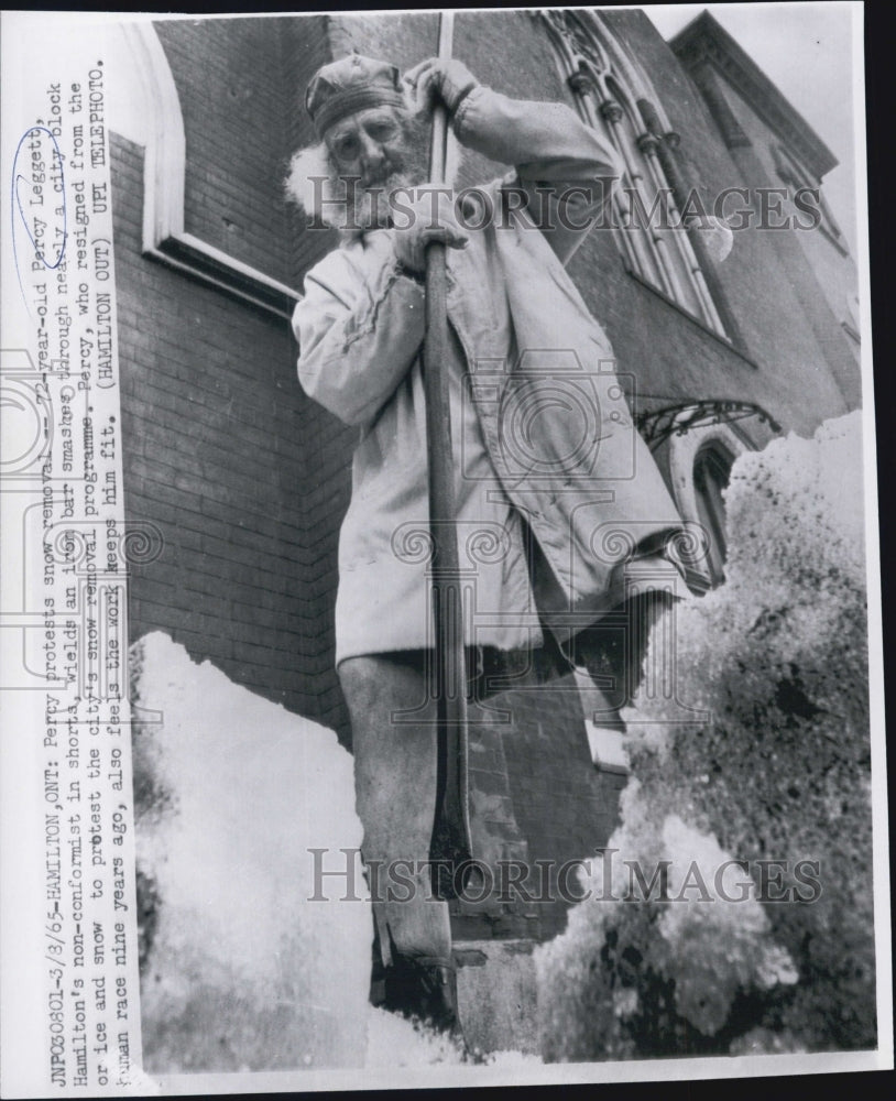 1965 Press Photo Percy Leggett Protests City Removal of Snow - Historic Images