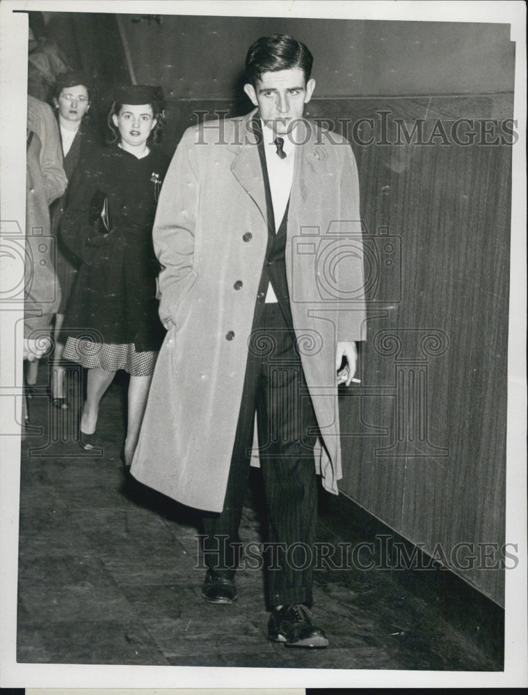 1946 Press Photo Fred DeFeo Leaves Court After Hearing - Historic Images