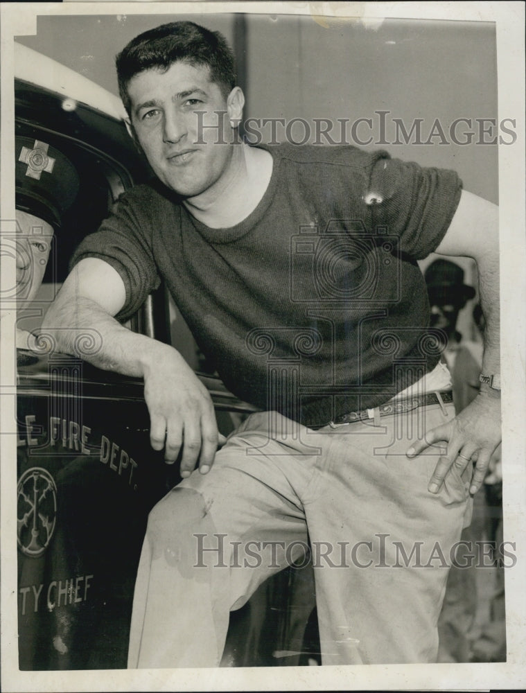 1946 Press Photo Leon DeFeo of the Medford Police Force, saved people - Historic Images