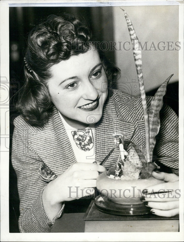 1939 Press Photo Mary Ringer with Plant - Historic Images