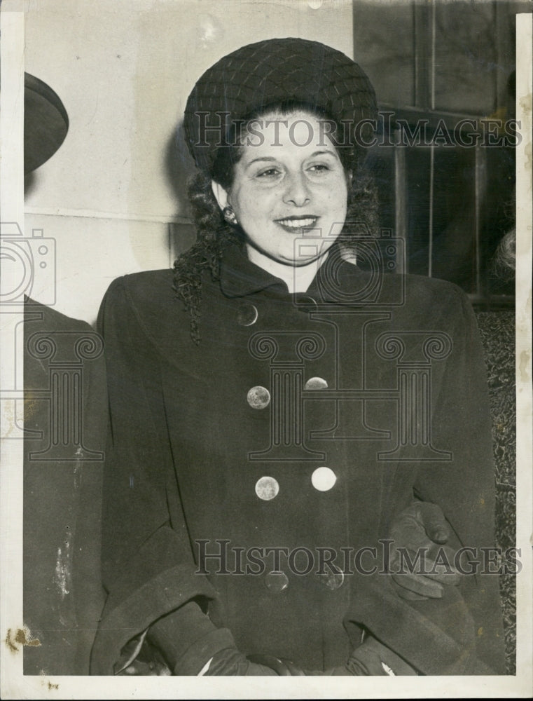 1947 Press Photo Mrs. Anna Feld of West Selden Street - Historic Images