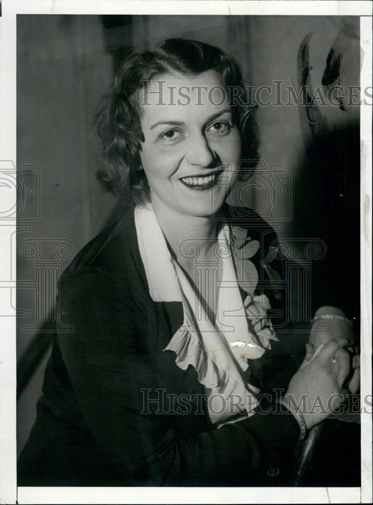 1931 Press Photo Mrs Stanley Hillyer Poses - Historic Images