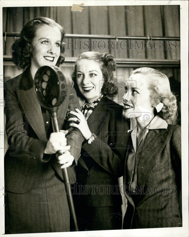 1938 Press Photo Evelyn Hilton and other girls - Historic Images