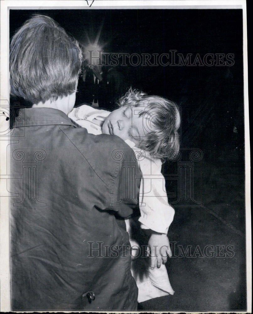 1965 Press Photo Marie Champion carry her daughter after rescue from kidnappers. - Historic Images