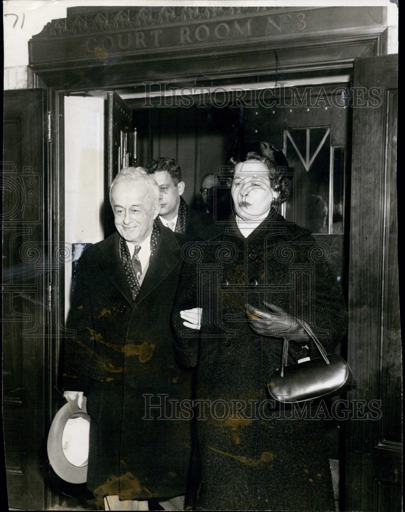 1955 Press Photo Alfred Cenedella with daughter Florence Magruder leaves court. - Historic Images