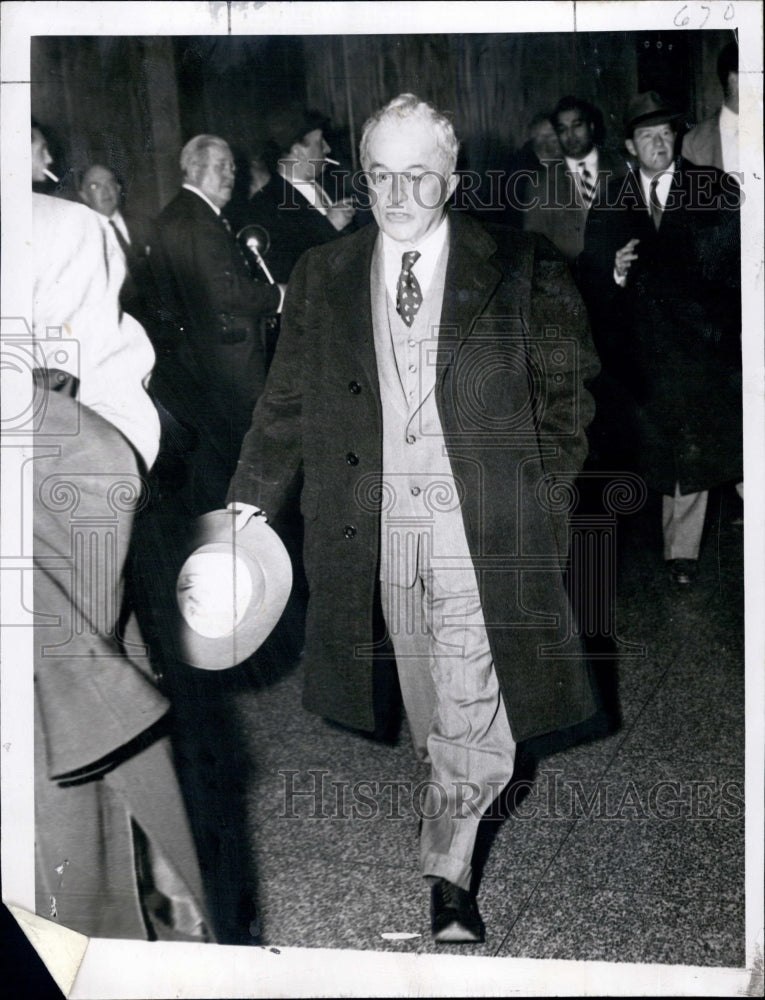 1951 Press Photo D.A Alfred Cenedella, arrived at court session. - Historic Images