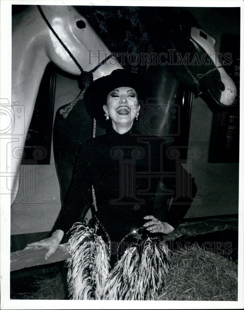 1993 Press Photo Yolanda Cellucci, Dress Diva, gown designer. - Historic Images