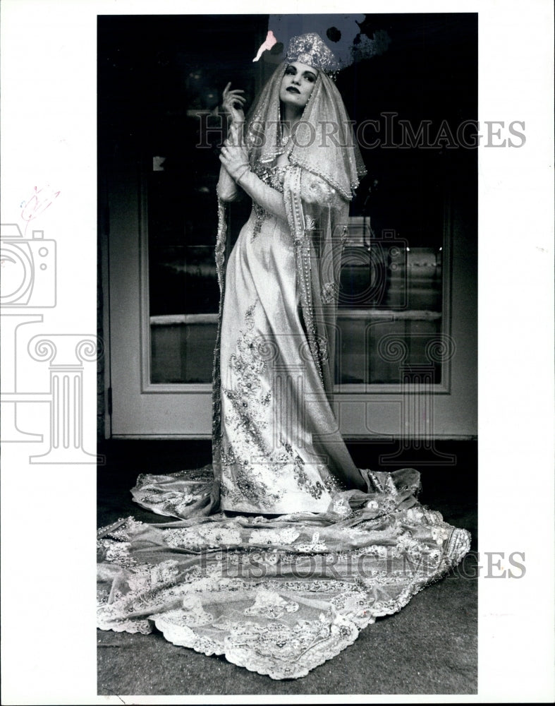 1993 Press Photo Indonesian Gold Wedding Dress at Yolanda's in Waltham - Historic Images