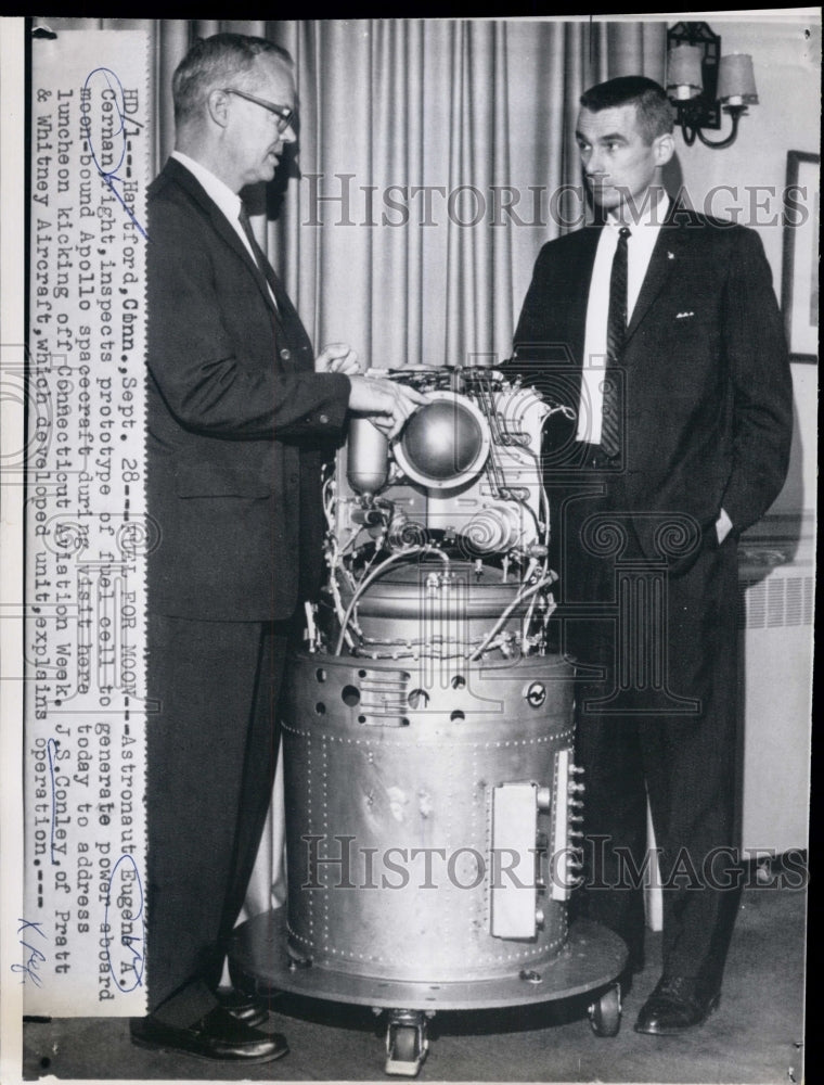 1964 Press Photo Astronaut Eugene Cernan inspecting a prototype of a fuel cell - Historic Images