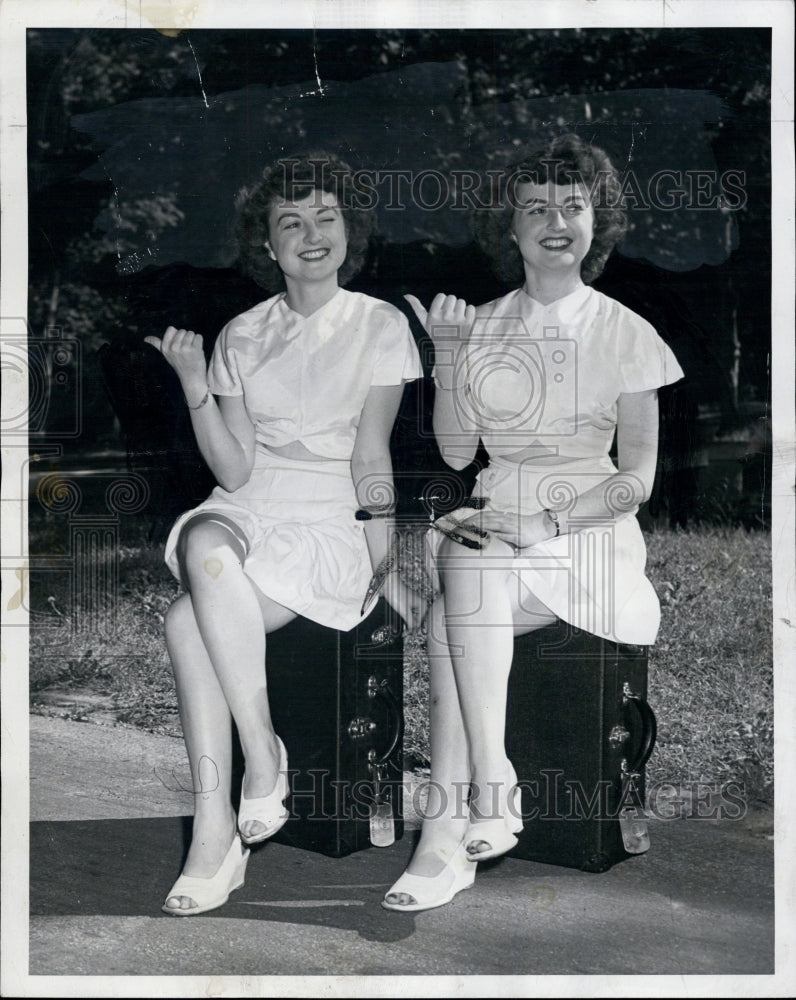 1946 Press Photo Katherine and Margaret Malloy,TWA twin hostesses - Historic Images