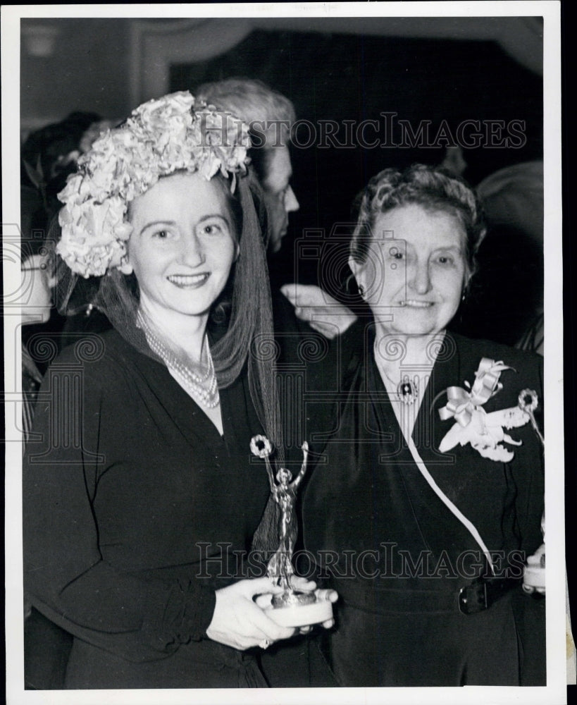 1948 Press Photo Mrs Robert Mallary and Miss Holmes - Historic Images