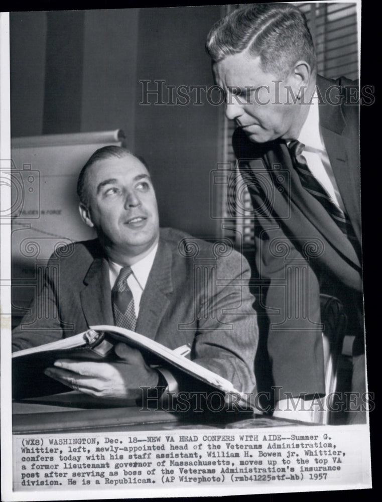 1957 Press Photo Summer G. Whittier (L) with staff asst. William H. Bowen. - Historic Images