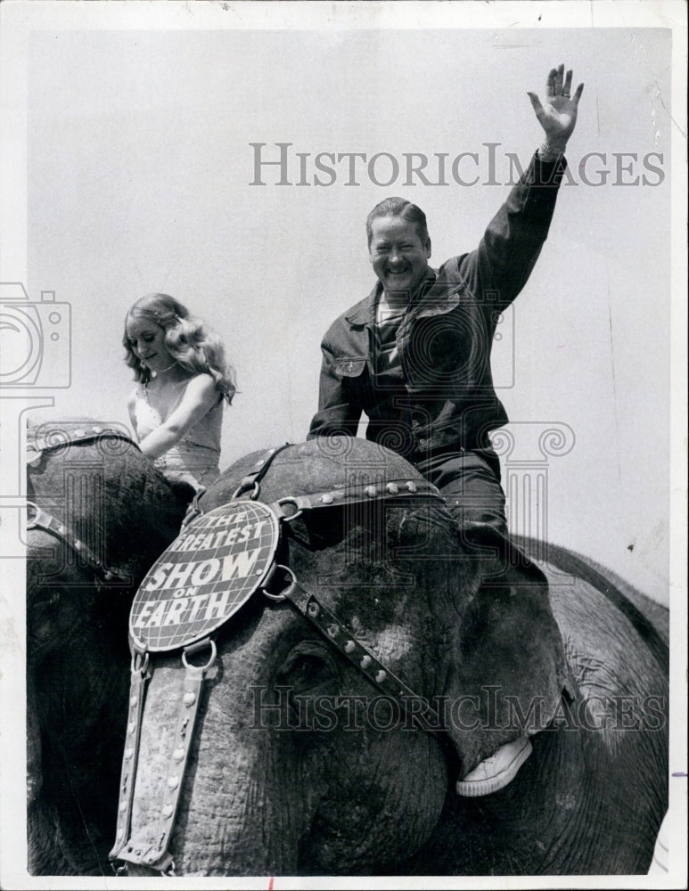 1971 Press Photo Record- American Reporter Dan McLaughlin Rides Elephant - Historic Images