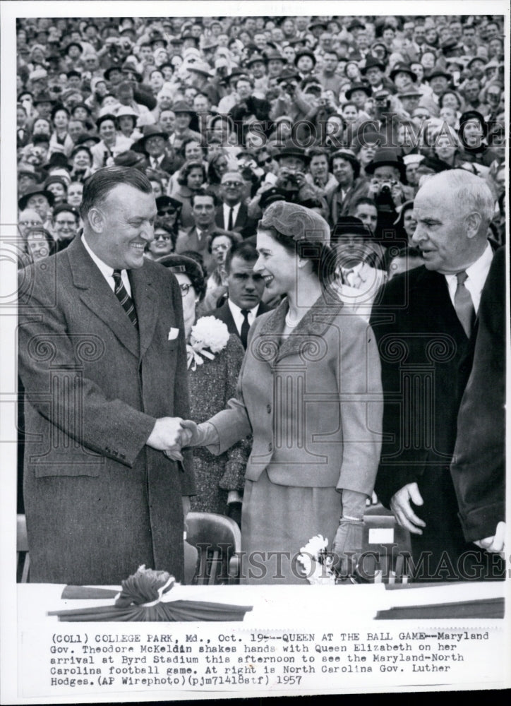 1957 Press Photo Queen Elizabeth Shakes Hand Of Gov. McKeldin At Football Game - Historic Images