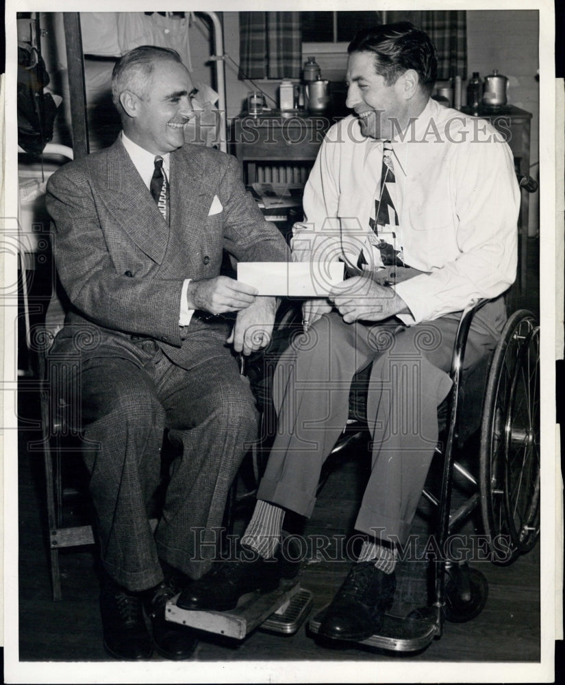 1948 Press Photo Cy Rosenthal ex-res Sox Ball player at Children Medical Center - Historic Images