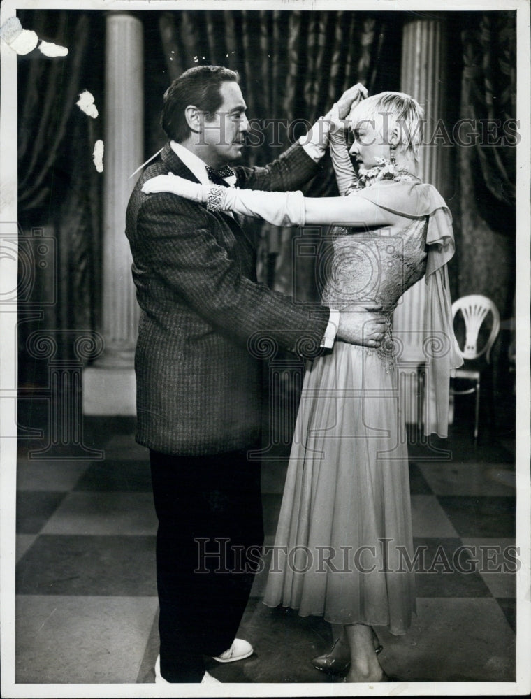 1961 Press Photo Jack Benny & Barbara Heller in The Jack Benny Program - Historic Images