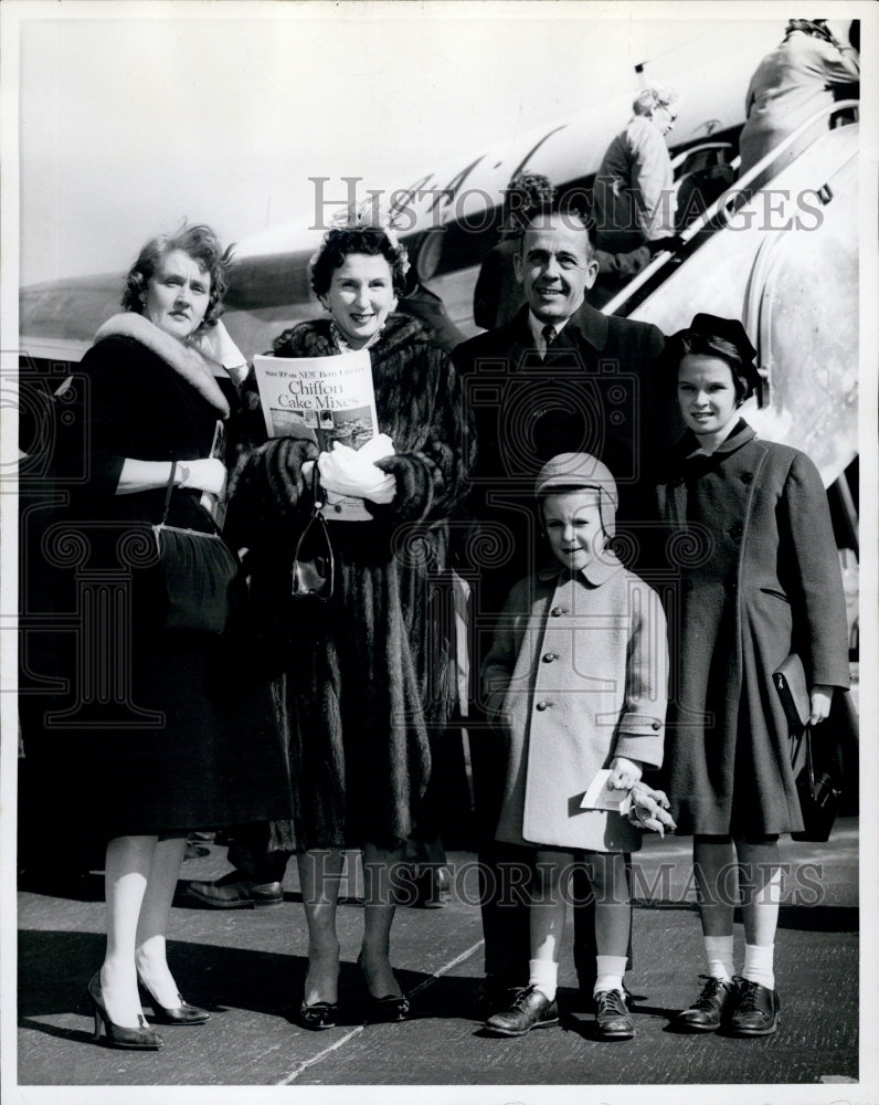 1959 Press Photo Mr. and Mrs. Robert Henderson with their four kids. - Historic Images
