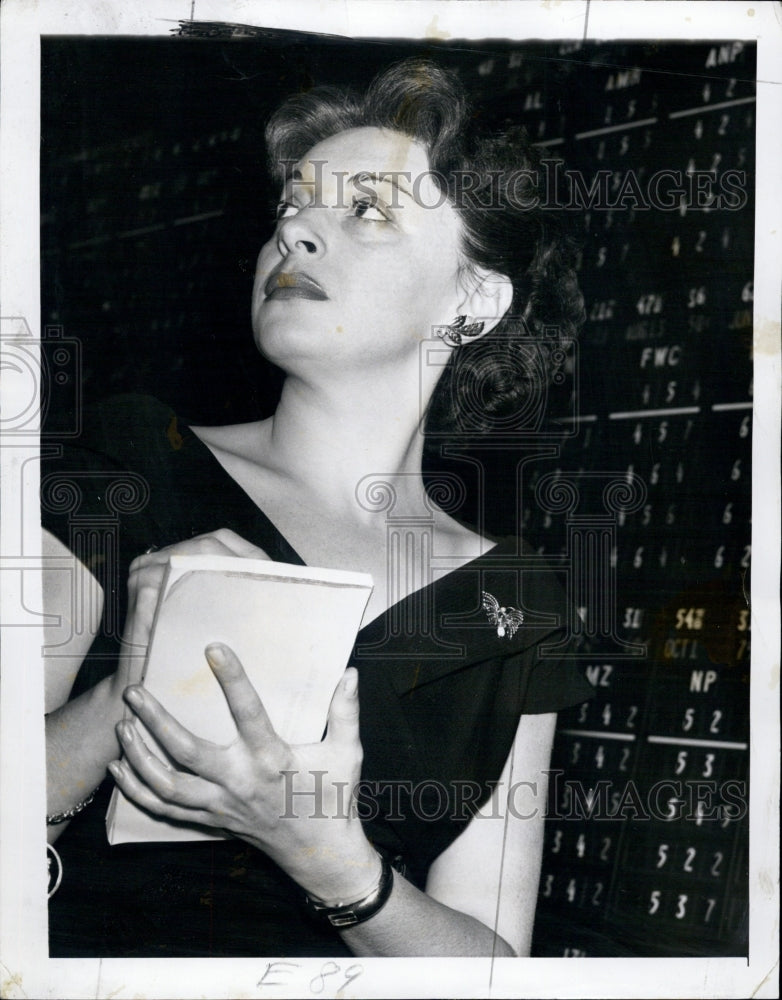 1951 Press Photo Woman stock broker Elaine Barrie - Historic Images