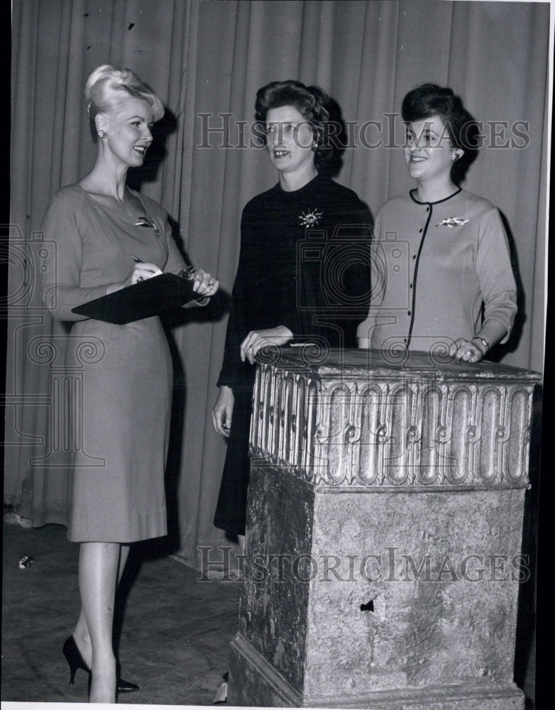 1964 Press Photo Model Charlotte Barker (left). - Historic Images