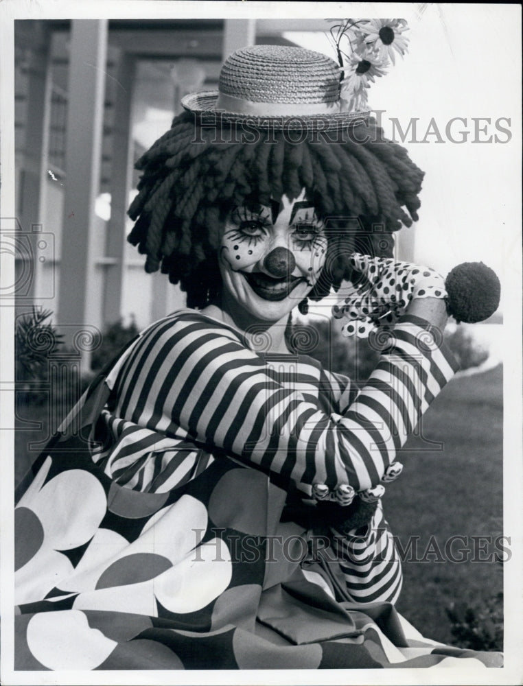 1970 Press Photo Sandra Smith played as Clown in The Interns - Historic Images