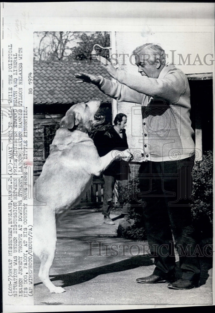 1974 Press Photo Harold Wilson and his dog Paddy - Historic Images