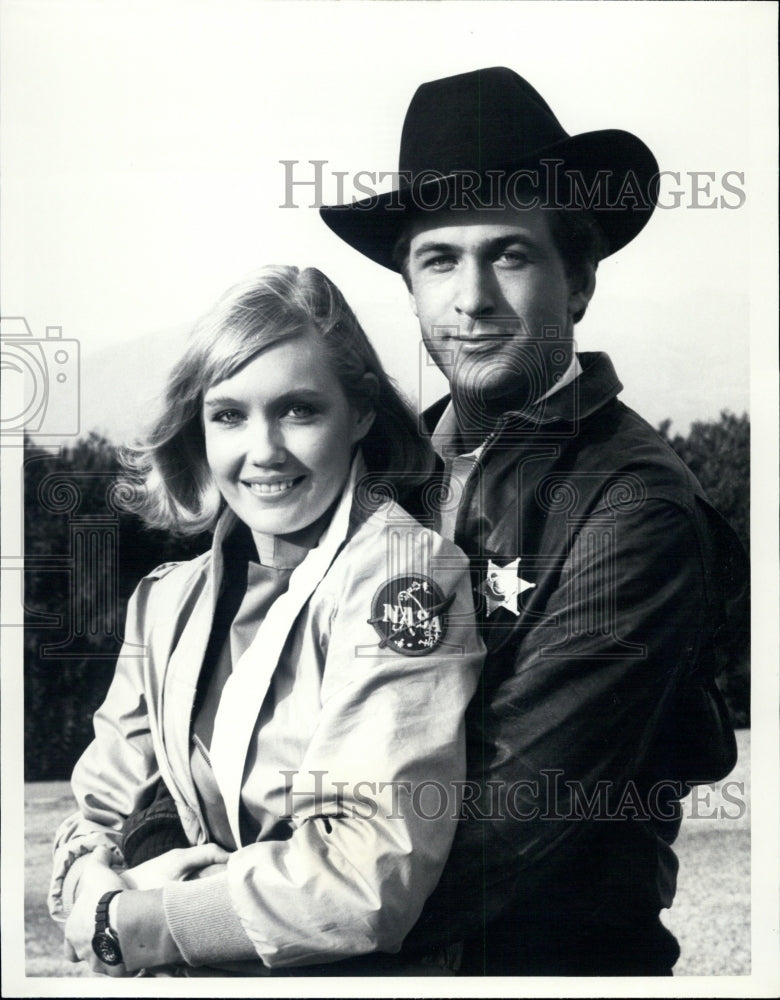 1984 Press Photo Ann Gillespie & Alec Baldwin"The Sheriff & The astronout" - Historic Images